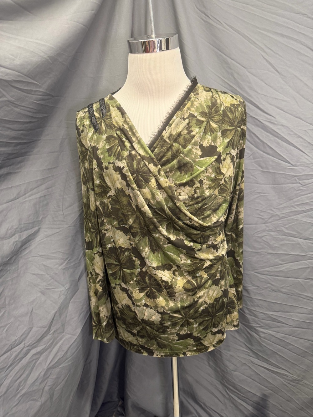 Simply Vera Draped V-Neck Women's Top in Olive Floral